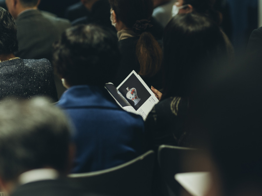鍋島藩窯開窯350周年記念事業の一環として開催された、展示のテキスト執筆・編集を担当しました。大阪・関西万博（2025年9月）と佐賀県立美術館（2026年2月〜3月）、それぞれの展示に向けたリーフレット・展示キャプションなどの執筆を行いました。 展示概要 『鍋島焼 献上の歩み展』 会期：2025年9月3日（水）～5日（金）10:00～20:00 会場：大阪・関西万博会場内 EXPOメッセ『WASSE』 「鍋島焼 献上の歩み展」 期間：2026年2月13日（金）〜3月12日（木） 開館時間：9:30〜18:00（2月13日は13:00〜18:00） 会場：佐賀県立美術館 3号展示室 主催：佐賀県伝統産業支援室 企画•運當：伊万里鍋島燒協同組合 トータルディレクション：山田遊（method Inc. ） アートディレクション：長尾周平（長尾美術） 空間・展示器デザイン：西尾健史（DAYS） 編集・執筆：竹尾真由美 什器制作：LEGNATEC