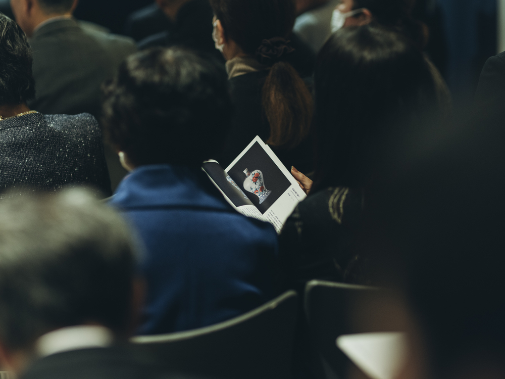 鍋島藩窯開窯350周年記念事業の一環として開催された、展示のテキスト執筆・編集を担当しました。大阪・関西万博（2025年9月）と佐賀県立美術館（2026年2月〜3月）、それぞれの展示に向けたリーフレット・展示キャプションなどの執筆を行いました。 展示概要 『鍋島焼 献上の歩み展』 会期：2025年9月3日（水）～5日（金）10:00～20:00 会場：大阪・関西万博会場内 EXPOメッセ『WASSE』 「鍋島焼 献上の歩み展」 期間：2026年2月13日（金）〜3月12日（木） 開館時間：9:30〜18:00（2月13日は13:00〜18:00） 会場：佐賀県立美術館 3号展示室 主催：佐賀県伝統産業支援室 企画•運當：伊万里鍋島燒協同組合 トータルディレクション：山田遊（method Inc. ） アートディレクション：長尾周平（長尾美術） 空間・展示器デザイン：西尾健史（DAYS） 編集・執筆：竹尾真由美 什器制作：LEGNATEC