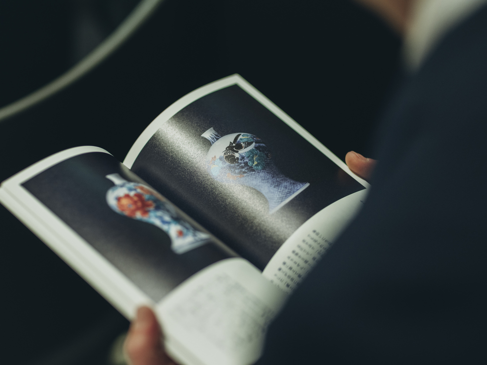 鍋島藩窯開窯350周年記念事業の一環として開催された、展示のテキスト執筆・編集を担当しました。大阪・関西万博（2025年9月）と佐賀県立美術館（2026年2月〜3月）、それぞれの展示に向けたリーフレット・展示キャプションなどの執筆を行いました。 展示概要 『鍋島焼 献上の歩み展』 会期：2025年9月3日（水）～5日（金）10:00～20:00 会場：大阪・関西万博会場内 EXPOメッセ『WASSE』 「鍋島焼 献上の歩み展」 期間：2026年2月13日（金）〜3月12日（木） 開館時間：9:30〜18:00（2月13日は13:00〜18:00） 会場：佐賀県立美術館 3号展示室 主催：佐賀県伝統産業支援室 企画•運當：伊万里鍋島燒協同組合 トータルディレクション：山田遊（method Inc. ） アートディレクション：長尾周平（長尾美術） 空間・展示器デザイン：西尾健史（DAYS） 編集・執筆：竹尾真由美 什器制作：LEGNATEC