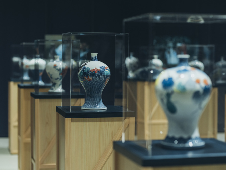 鍋島藩窯開窯350周年記念事業の一環として開催された、展示のテキスト執筆・編集を担当しました。大阪・関西万博（2025年9月）と佐賀県立美術館（2026年2月〜3月）、それぞれの展示に向けたリーフレット・展示キャプションなどの執筆を行いました。 展示概要 『鍋島焼 献上の歩み展』 会期：2025年9月3日（水）～5日（金）10:00～20:00 会場：大阪・関西万博会場内 EXPOメッセ『WASSE』 「鍋島焼 献上の歩み展」 期間：2026年2月13日（金）〜3月12日（木） 開館時間：9:30〜18:00（2月13日は13:00〜18:00） 会場：佐賀県立美術館 3号展示室 主催：佐賀県伝統産業支援室 企画•運當：伊万里鍋島燒協同組合 トータルディレクション：山田遊（method Inc. ） アートディレクション：長尾周平（長尾美術） 空間・展示器デザイン：西尾健史（DAYS） 編集・執筆：竹尾真由美 什器制作：LEGNATEC