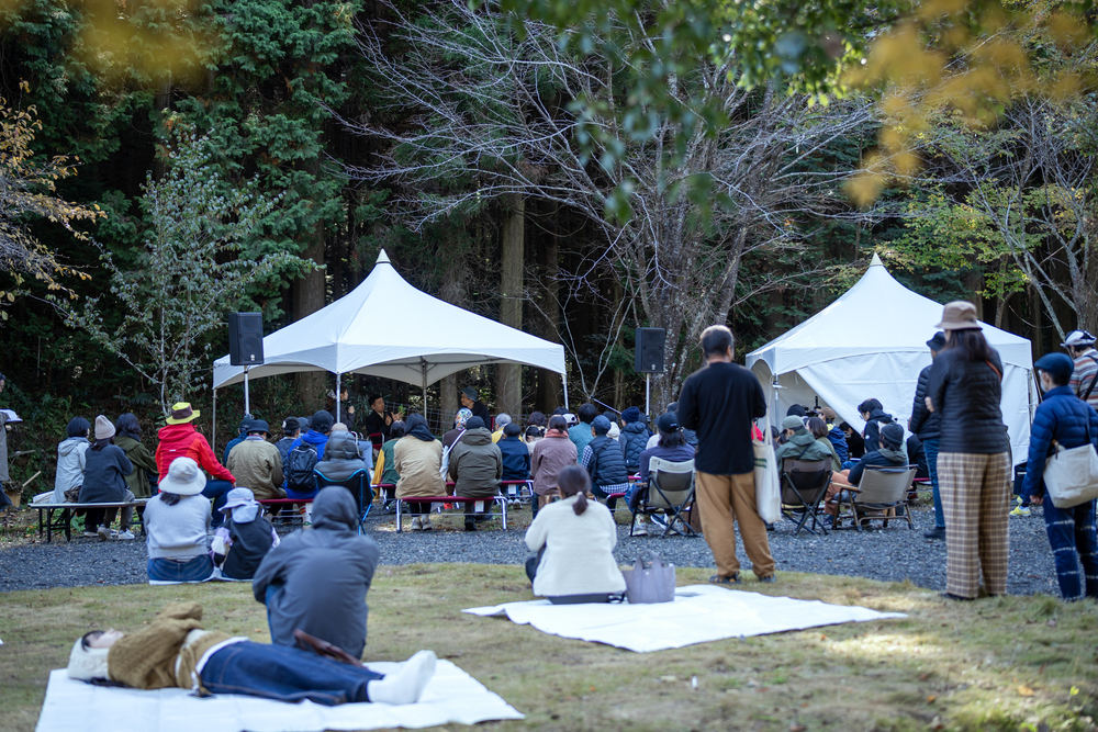 ＜イベント概要＞ 名　称　YAMAOSM祭 日　時　2025年11月29日（土）11:00 – 16:30 実施主体：佐賀県 さが創生推進課 企画・運営：YAMAOSM事務局（ピノー株式会社、竹尾真由美、櫟村透美、月田尚子） イベントディレクター：櫟村透美 会場構成：佐賀大学「建築デザイン萬玉研究室」＋b-side studio デザイン：松本千里（ディーライト） 造作：ハダ工芸社 写真：渕上一広 映像：仁田原力