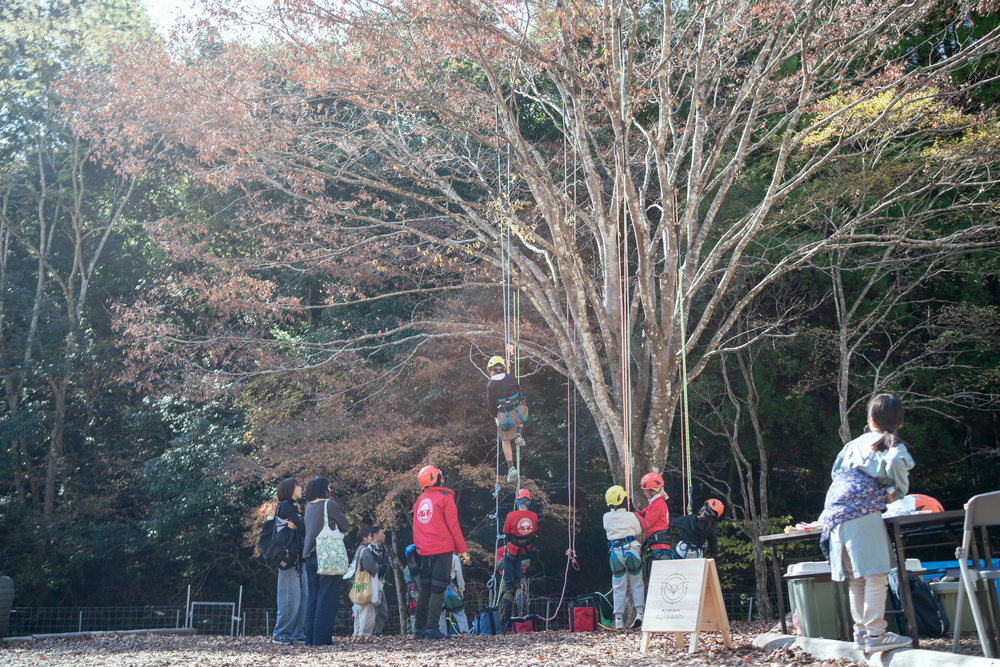 ＜イベント概要＞ 名　称　YAMAOSM祭 日　時　2025年11月29日（土）11:00 – 16:30 実施主体：佐賀県 さが創生推進課 企画・運営：YAMAOSM事務局（ピノー株式会社、竹尾真由美、櫟村透美、月田尚子） イベントディレクター：櫟村透美 会場構成：佐賀大学「建築デザイン萬玉研究室」＋b-side studio デザイン：松本千里（ディーライト） 造作：ハダ工芸社 写真：渕上一広 映像：仁田原力