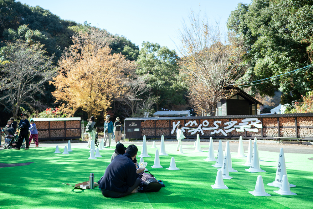 ＜イベント概要＞ 名　称　YAMAOSM祭 日　時　2025年11月29日（土）11:00 – 16:30 実施主体：佐賀県 さが創生推進課 企画・運営：YAMAOSM事務局（ピノー株式会社、竹尾真由美、櫟村透美、月田尚子） イベントディレクター：櫟村透美 会場構成：佐賀大学「建築デザイン萬玉研究室」＋b-side studio デザイン：松本千里（ディーライト） 造作：ハダ工芸社 写真：渕上一広 映像：仁田原力