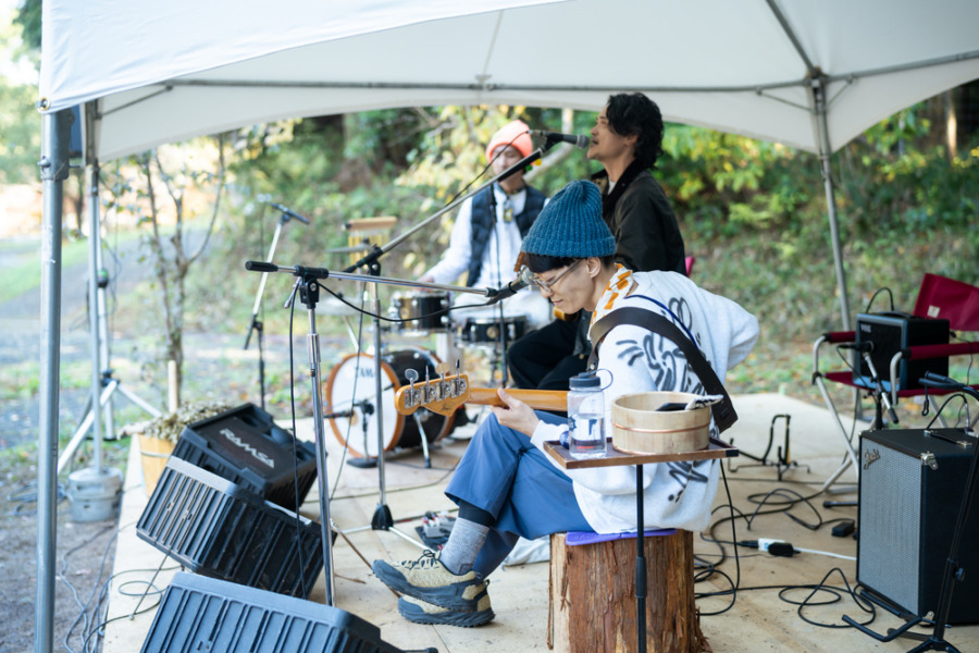 ＜イベント概要＞ 名　称　YAMAOSM祭 日　時　2025年11月29日（土）11:00 – 16:30 実施主体：佐賀県 さが創生推進課 企画・運営：YAMAOSM事務局（ピノー株式会社、竹尾真由美、櫟村透美、月田尚子） イベントディレクター：櫟村透美 会場構成：佐賀大学「建築デザイン萬玉研究室」＋b-side studio デザイン：松本千里（ディーライト） 造作：ハダ工芸社 写真：渕上一広 映像：仁田原力