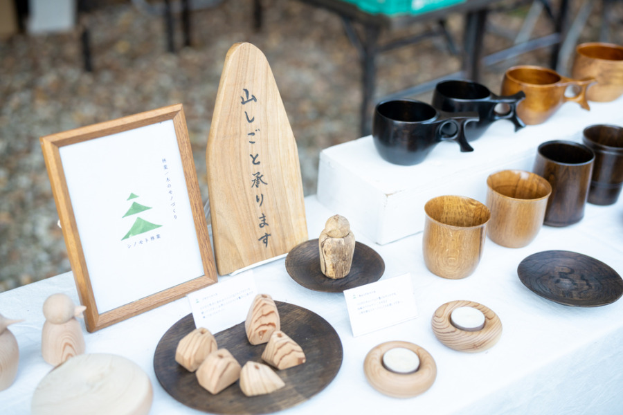 ＜イベント概要＞ 名　称　YAMAOSM祭 日　時　2025年11月29日（土）11:00 – 16:30 実施主体：佐賀県 さが創生推進課 企画・運営：YAMAOSM事務局（ピノー株式会社、竹尾真由美、櫟村透美、月田尚子） イベントディレクター：櫟村透美 会場構成：佐賀大学「建築デザイン萬玉研究室」＋b-side studio デザイン：松本千里（ディーライト） 造作：ハダ工芸社 写真：渕上一広 映像：仁田原力