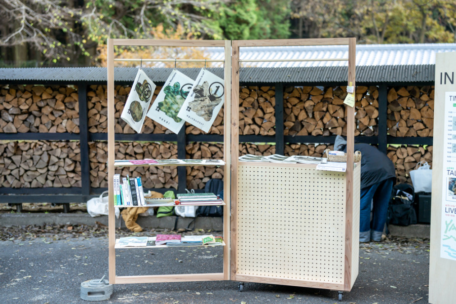 ＜イベント概要＞ 名　称　YAMAOSM祭 日　時　2025年11月29日（土）11:00 – 16:30 実施主体：佐賀県 さが創生推進課 企画・運営：YAMAOSM事務局（ピノー株式会社、竹尾真由美、櫟村透美、月田尚子） イベントディレクター：櫟村透美 会場構成：佐賀大学「建築デザイン萬玉研究室」＋b-side studio デザイン：松本千里（ディーライト） 造作：ハダ工芸社 写真：渕上一広 映像：仁田原力